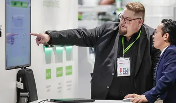 Bild zeigt Männer die sich unterhalten und netzwerken