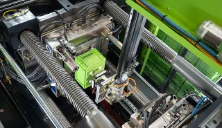 Bild zeigt Werkzeugraum einer Spritzgießmaschine von ENGEL