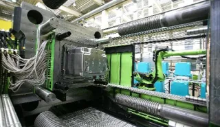 Bild zeigt Werkzeugbereich einer Großmaschine von ENGEL