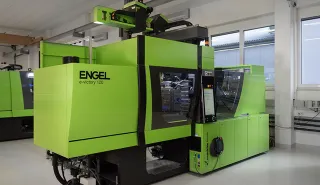 ▷ Injection molding machine for precision plastic parts - ENGEL