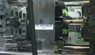 Obrázek ukazuje uzavírací jednotku vstřikovacího stroje