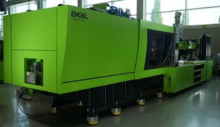 La imagen muestra una máquina de moldeo por inyección energéticamente eficiente para la producción de piezas de plástico de paredes delgadas