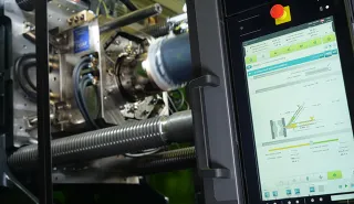 Bild zeigt Spritzgießmaschinen-Steuerung CC300 von ENGEL