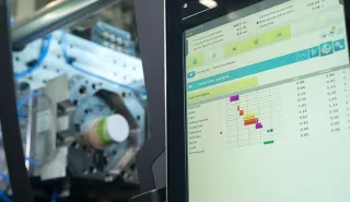 Obrázek ukazuje řídicí jednotku vstřikovacího stroje CC300 od společnosti ENGEL.