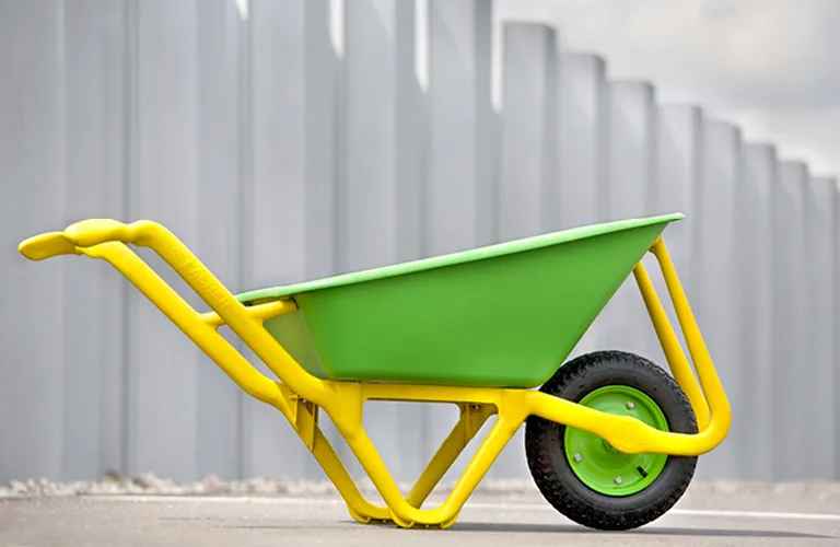 L'image montre une brouette verte