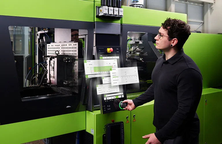 Bild zeigt Anwendung von digitalen Lösungen vor einer Spritzgießmaschine