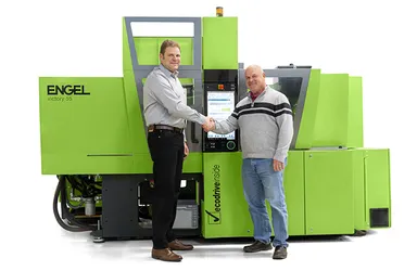 Picture shows ENGEL employee with customer in front of a stock machine