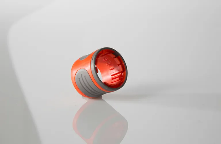 L'image montre une pièce moulée par injection à partir de plusieurs composants