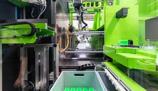 Bild zeigt Innenraum der autonomen Spritzgießzelle mit Automation