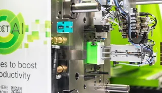 Bild zeigt automatisiertes Bauteilhandling der selbstregelnden Spritzgießzelle