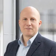 На фото показан независимый консультант по программному обеспечению MES от компании IBRK