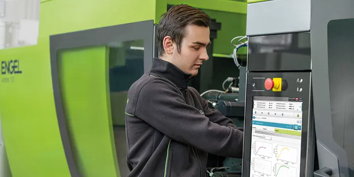 图为 ENGEL 的服务技术人员