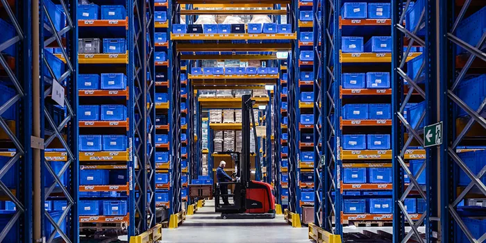 На фото показаны запчасти для ТПА на складе ENGEL