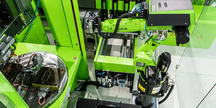 La imagen muestra un robot articulado manejando piezas