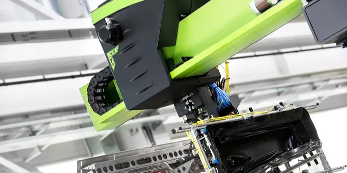 La imagen muestra la construcción de un robot lineal de ENGEL