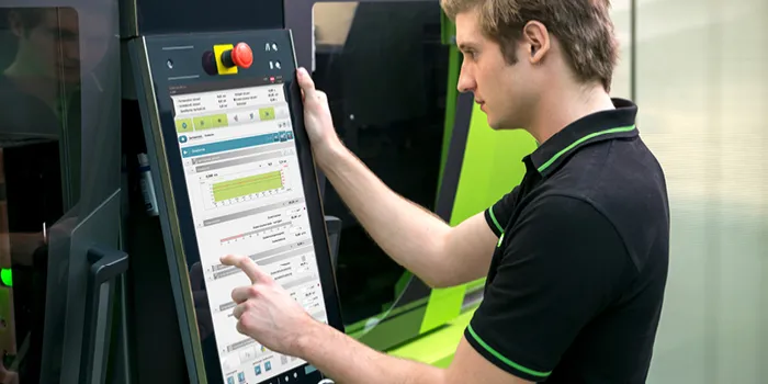 图为ENGEL工艺技术人员在机器控制单元中的情景