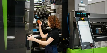 Picture shows customer optimising the injection moulding process independently
