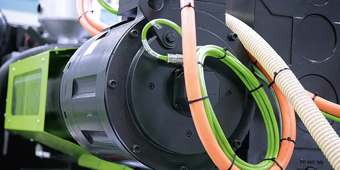 Picture shows energy-saving servo-hydraulic drive from ENGEL