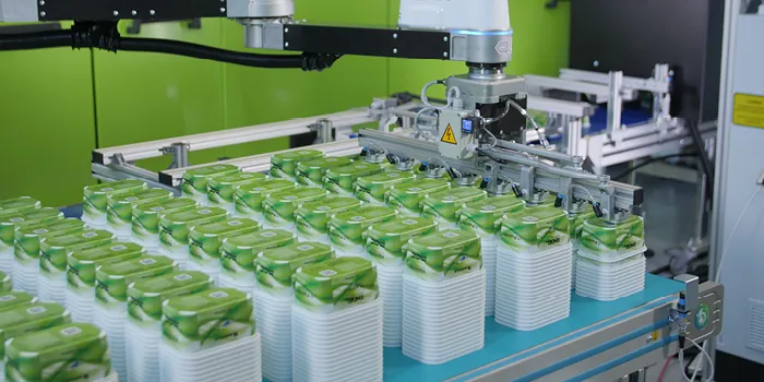 Obrázek ukazuje výrobu tenkostěnných plastových dílů