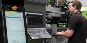 La imagen muestra la calibración de una máquina de moldeo por inyección ENGEL