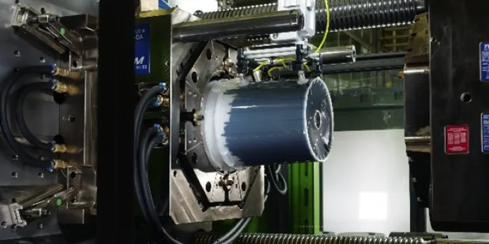 La imagen muestra la producción de envases de plástico