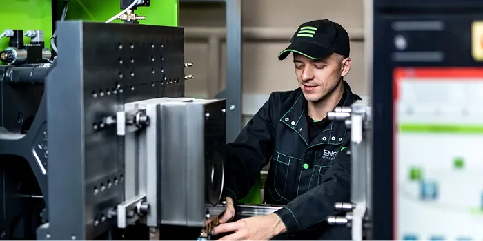 На фото показан процесс обучения литью пластмасс на ТПА ENGEL L