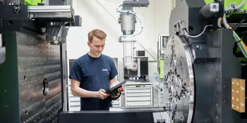 Bild zeigt Servicetechniker bei der Spritzgießmaschinenwartung von ENGEL 