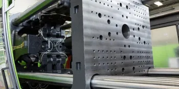 Obrázek ukazuje uzavírací stranu plně elektrického vstřikovacího stroje od společnosti ENGEL.