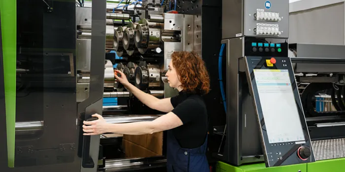 Image shows injection molding training on an ENGEL injection molding machine