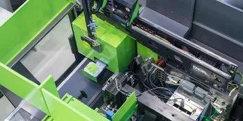 Obrázek ukazuje výrobní buňku s automatizací od společnosti ENGEL