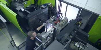 Picture shows quick mould change on an ENGEL injection moulding machine