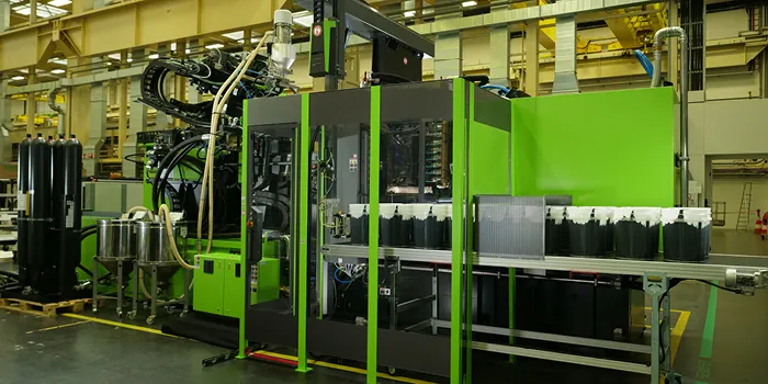 La imagen muestra el moderno diseño de la máquina grande de ENGEL