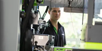 Picture shows service technician during predictive maintenance by ENGEL