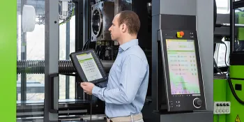 La imagen muestra la unidad de control manual para la unidad de control CC300 de ENGEL