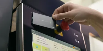 La imagen muestra el acceso personalizado a la unidad de control de la máquina de moldeo por inyección ENGEL