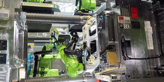 Bild zeigt Knickarmroboter von ENGEL im Einsatz