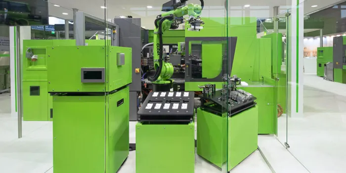 La imagen muestra la celda de producción de moldeo por inyección de ENGEL