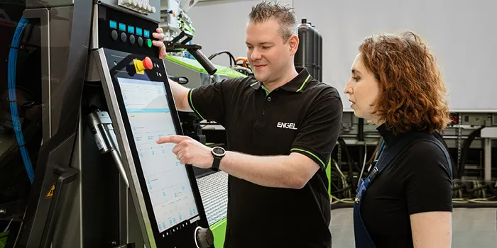 Picture shows application engineers together with ENGEL customers
