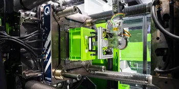 La imagen muestra un robot lineal de ENGEL en uso