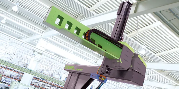 На фото показан линейный робот ENGEL viper