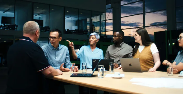 Bild zeigt Diskussionsrunde mit Menschen von ENGEL