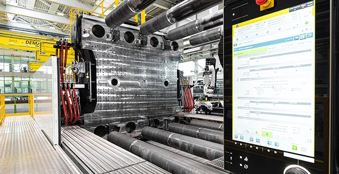 Bild zeigt größte Spritzgießmaschine der Welt