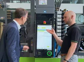 Video shows interview of Fritz Hannes and Matthias Hüttler about iQ weight control plus