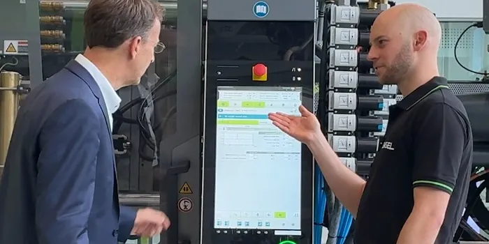 Image shows a demonstration of iQ weight control plus directly on the control system