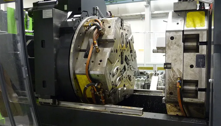 Picture shows application of the tie-bar-less technology