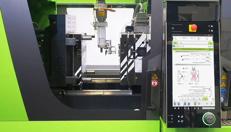 На фото показан расчет траектории робота с использованием цифрового решения ЕNGEL iQ motion control