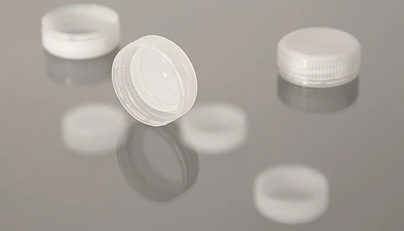 Picture shows 29/25 plastic closures produced on an ENGEL injection moulding machine.