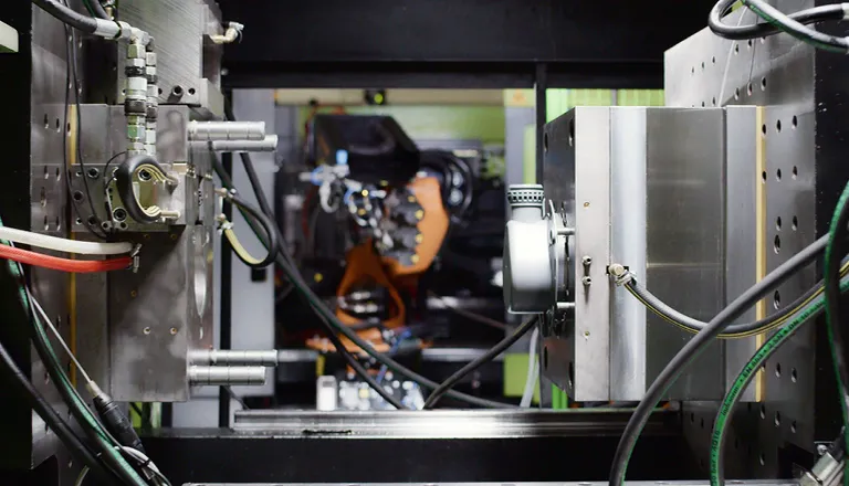 На фото показана зона пресс-формы бесколонного ТПА ЕNGEL