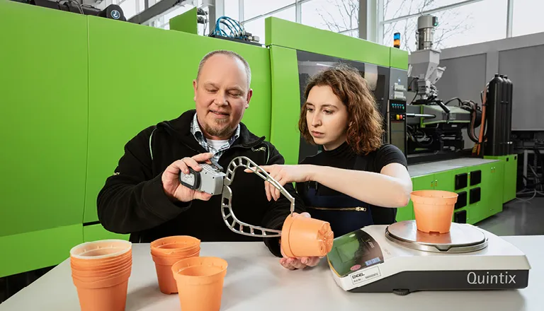 Bild zeigt Anwendungstechniker mit Kunde von ENGEL