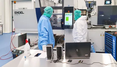 Picture shows virtual teamwork in production via online support tool e-connect.24 between ENGEL and Helvoet